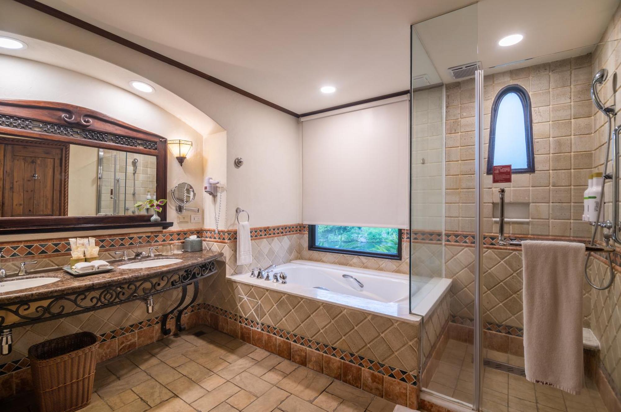 Promisedland Resort & Lagoon Shoufeng Exterior photo Bathroom