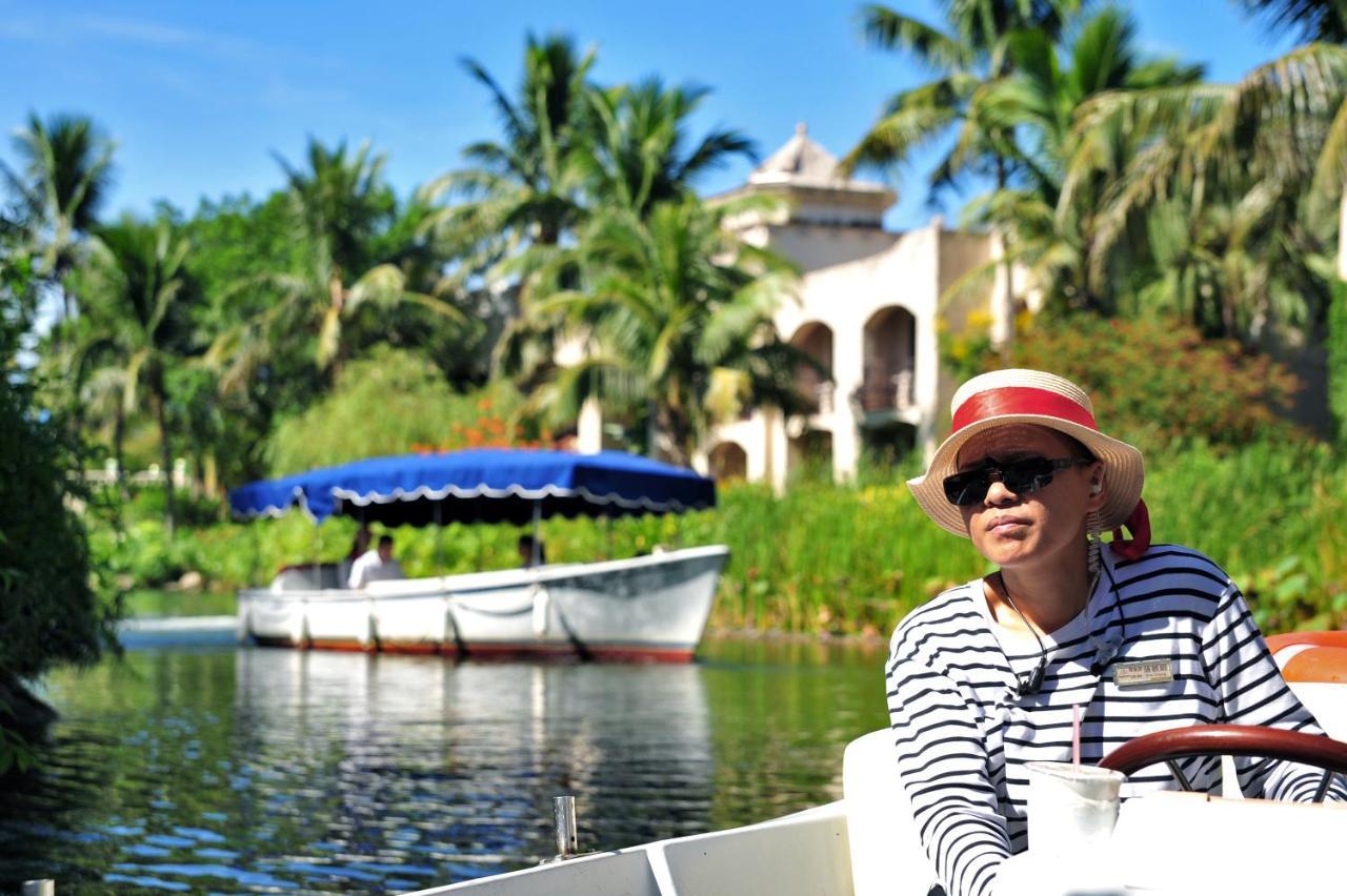 Promisedland Resort & Lagoon Shoufeng Exterior photo A woman on a boat tour at the Everglades