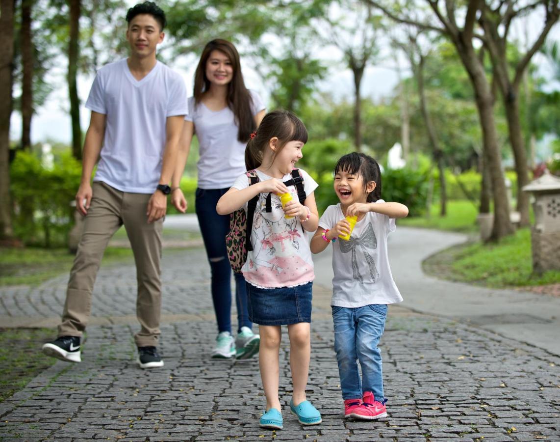 Promisedland Resort & Lagoon Shoufeng Exterior photo Family walking