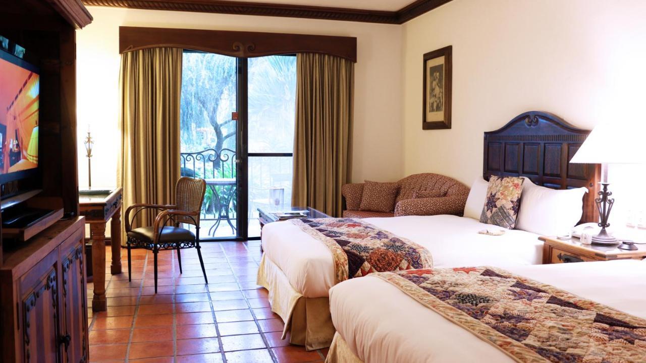 Promisedland Resort & Lagoon Shoufeng Exterior photo A room at the Hotel Las Alamandas